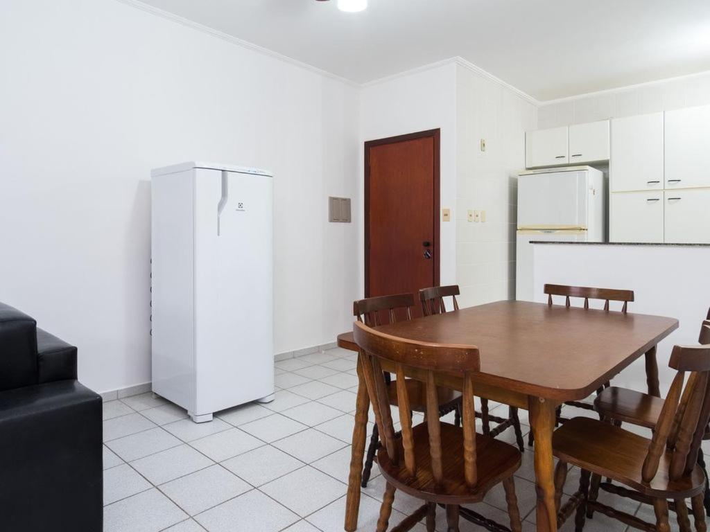 Apartamento Espacoso Com Ar Condicionado E Wi-Fi, A 100 Metros Da Praia - Edificio Estoril 우바투바 외부 사진